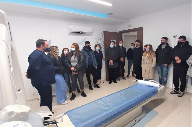 Οι σπουδαστές του ΙΕΚ "Μορφή" με τον κ. Καραγιαννακίδη στον αξονικό τομογράφο του Knossos Medical