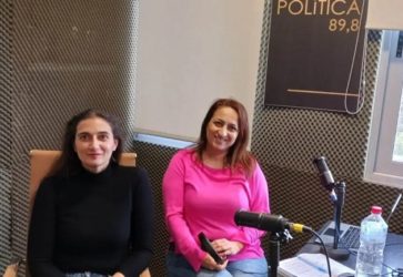 Η κ. Ιωάννα Κοτόρτση και η κ. Φιλία Σαριδάκη στο στούντιο του politica 89.8 FM.